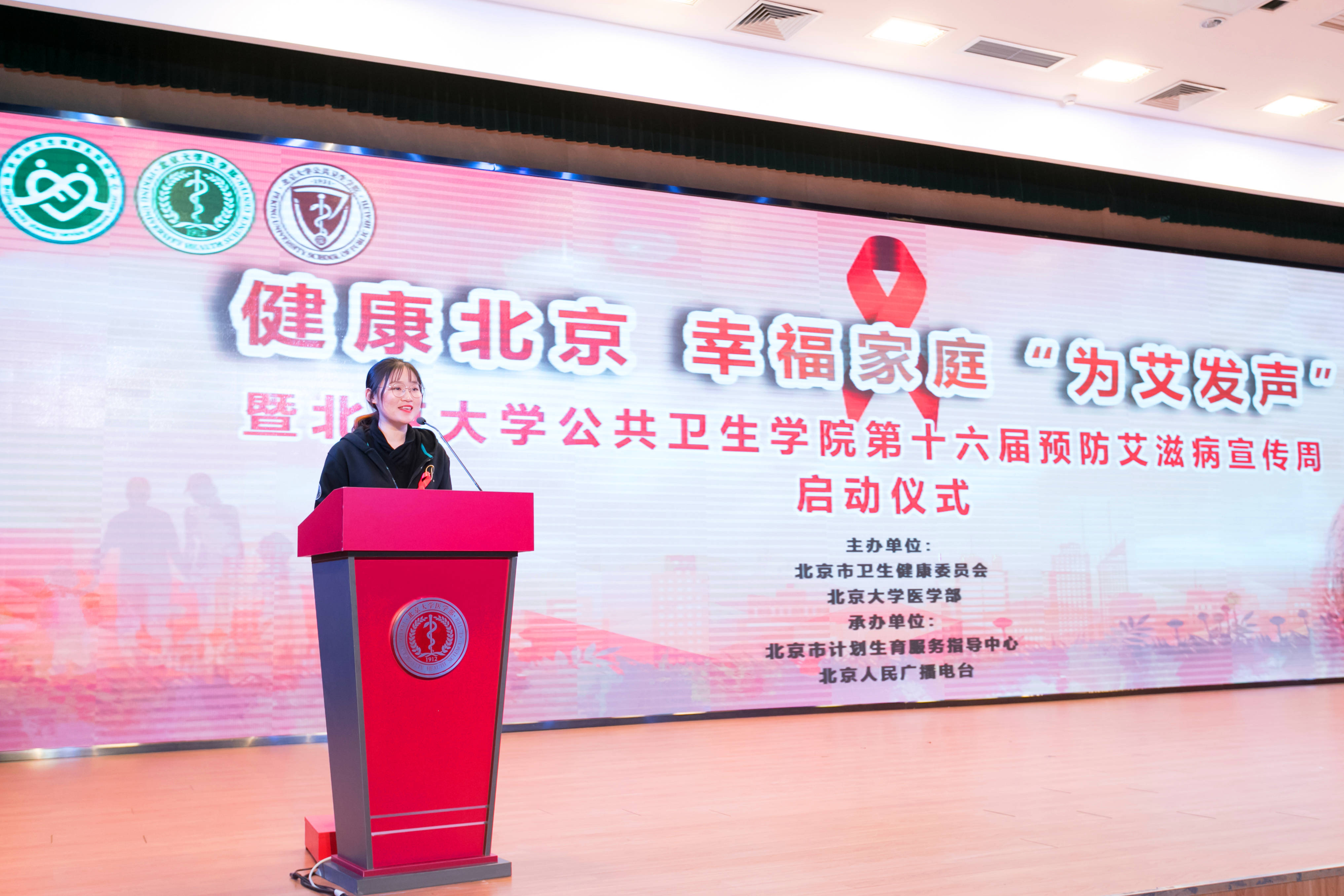 英国威廉集团官网员工会主席吕瑾莨发言.jpg 英国威廉集团官网员工会主席吕瑾莨发言.jpg