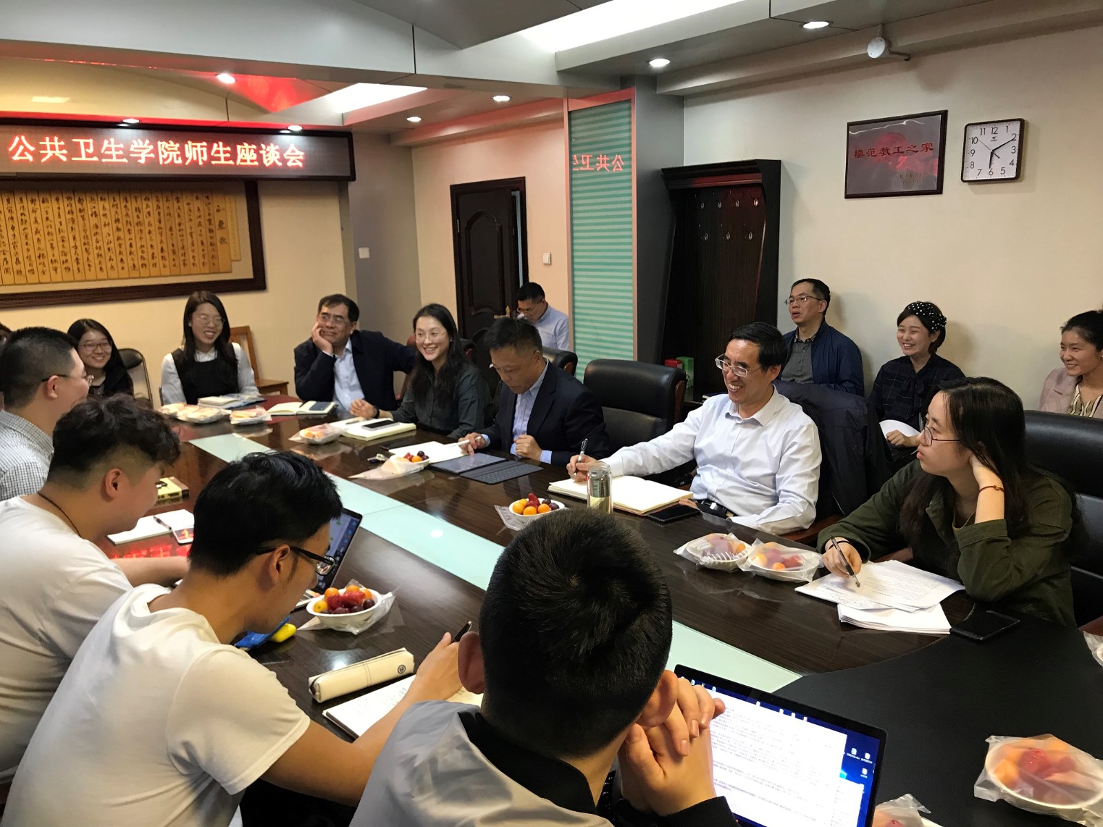 师生座谈会2.jpg 师生座谈会2.jpg